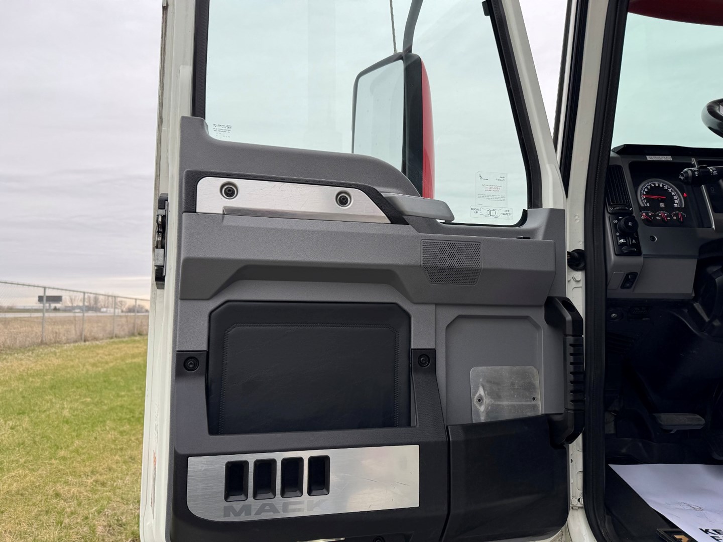 Used 2023 Mack Anthem Daycab - image 11